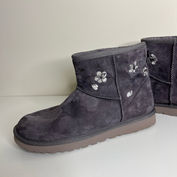 Like new UGGS - Picture 2 of 6